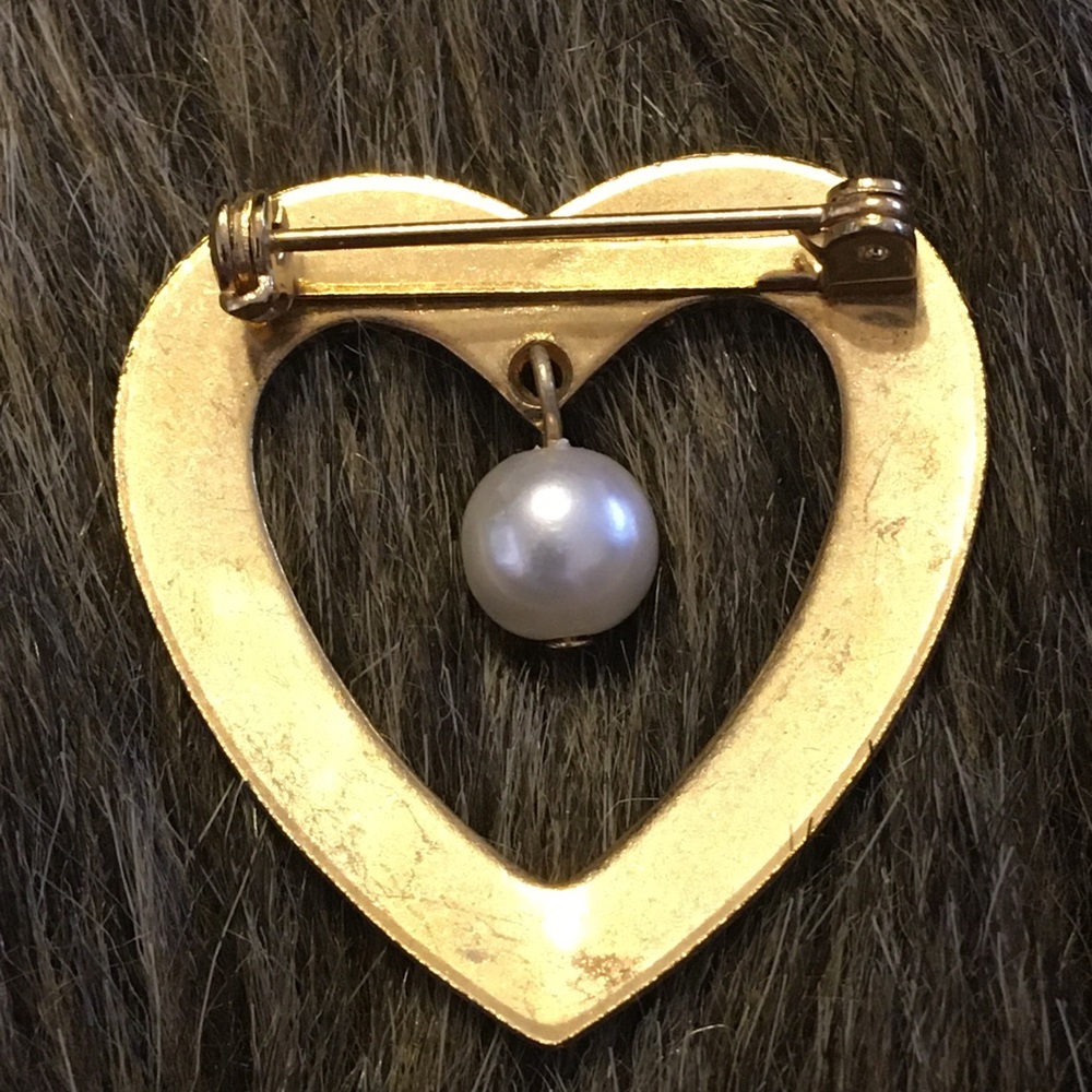 Vintage gold tone heart dangle pearl accent brooch - Picture 2 of 5